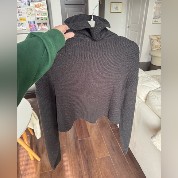 H&M Ribbed Turtleneck Cropped Sweater - Picture 2 of 2